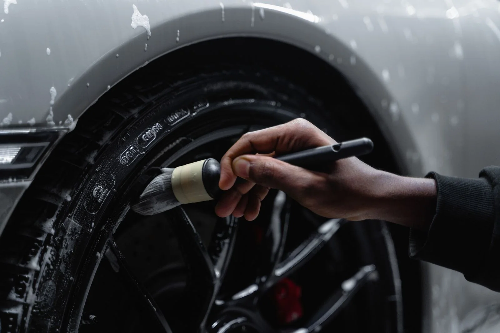 Careful finishing work on a freshly serviced wheel
